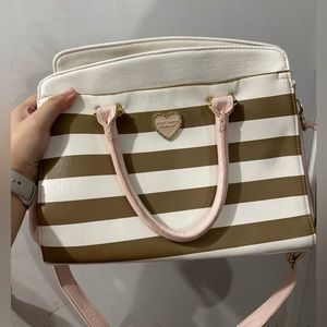 BETSY JOHNSON MEDIUM CROSBODY BAG